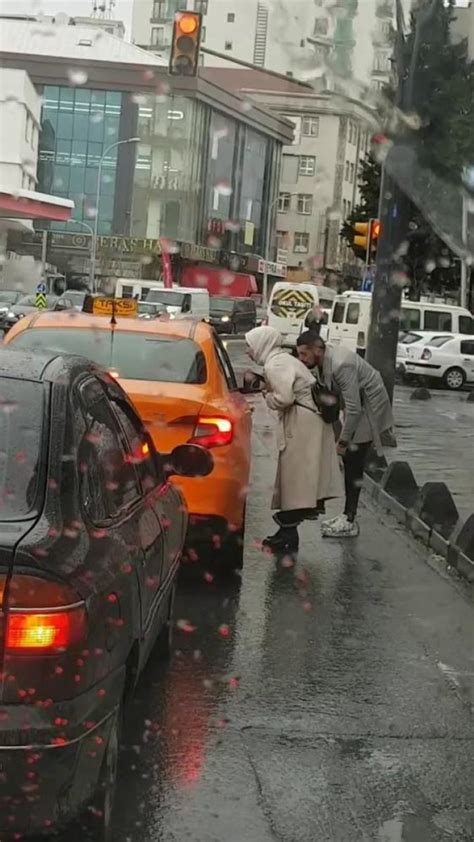 İ­s­t­a­n­b­u­l­­d­a­ ­m­ü­ş­t­e­r­i­ ­s­e­ç­e­n­ ­t­a­k­s­i­c­i­ ­g­ö­r­ü­n­t­ü­l­e­n­d­i­